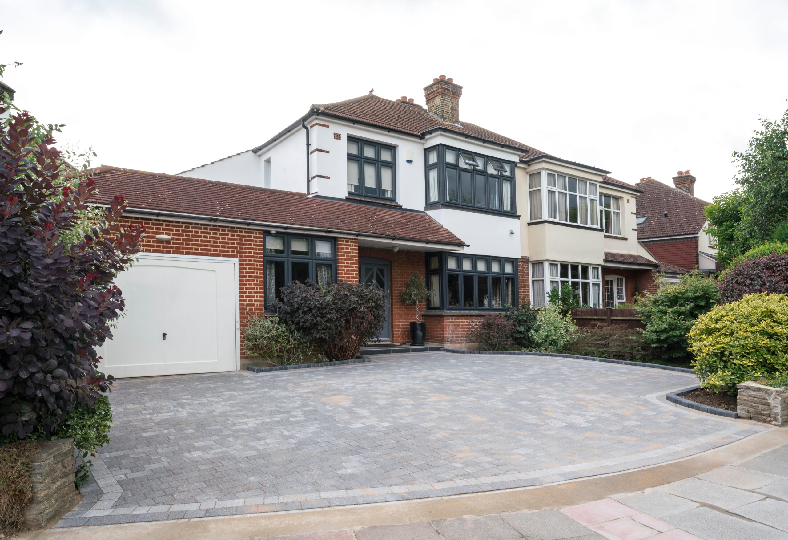 Typical,Semi-detached,House,In,South,East,England,,Uk,With,Anthracite